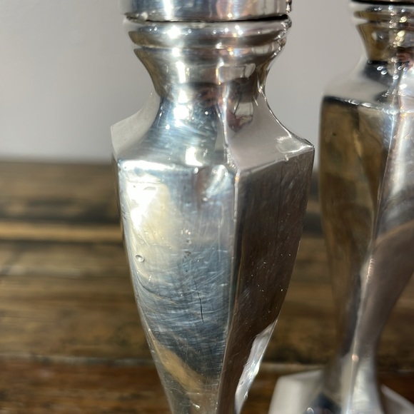 Vintage silver salt and pepper shakers - Picture 2 of 11